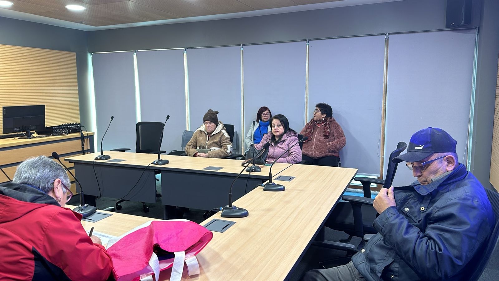 Grupo de personas participando en una reunión